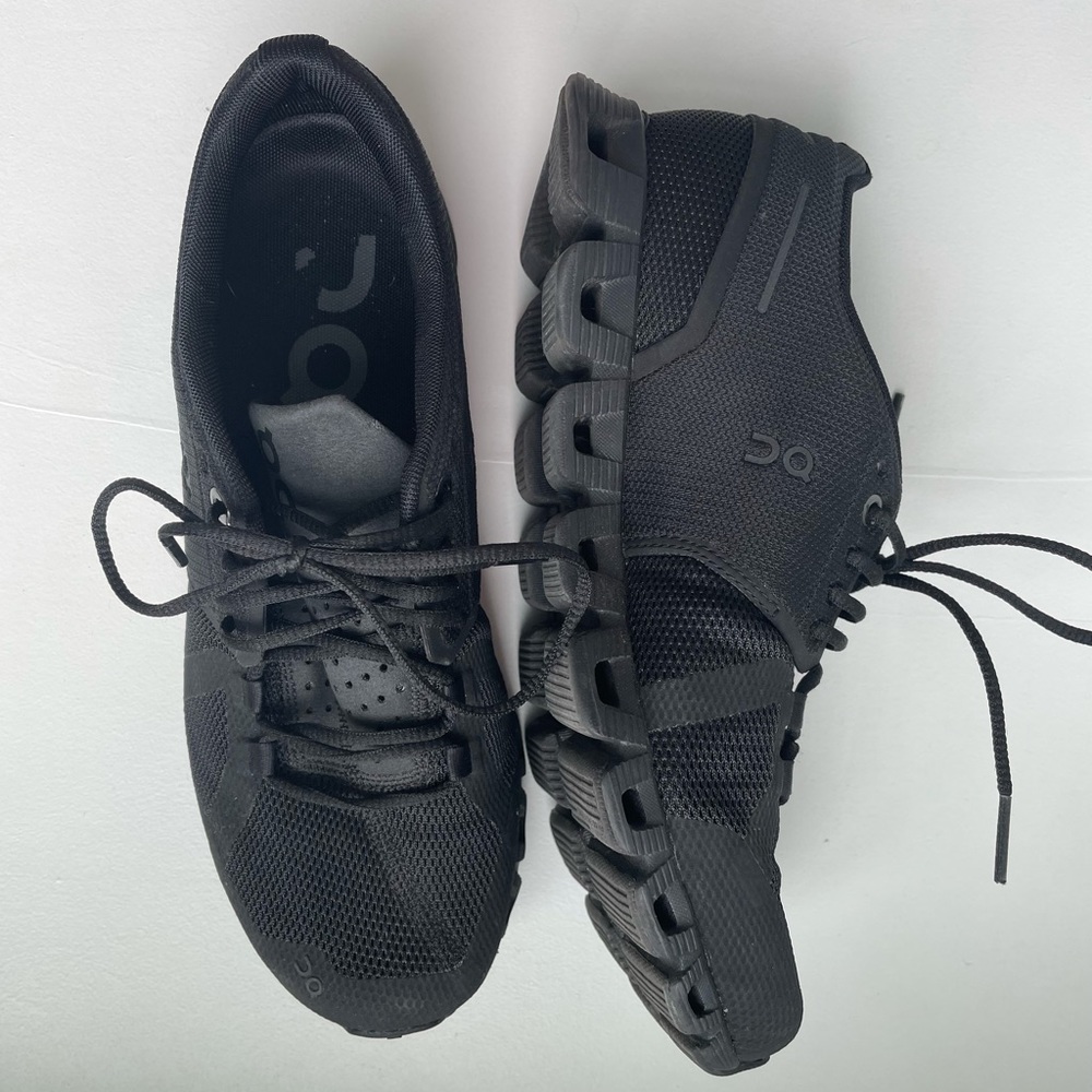 ON On cloud all black tennis shoes